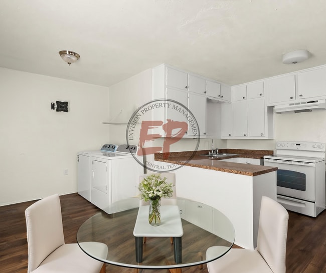 Building Photo - 2712 Lyle Ave