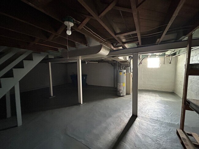 Building Photo - Charming 2-Bedroom Home with Spacious Yard...