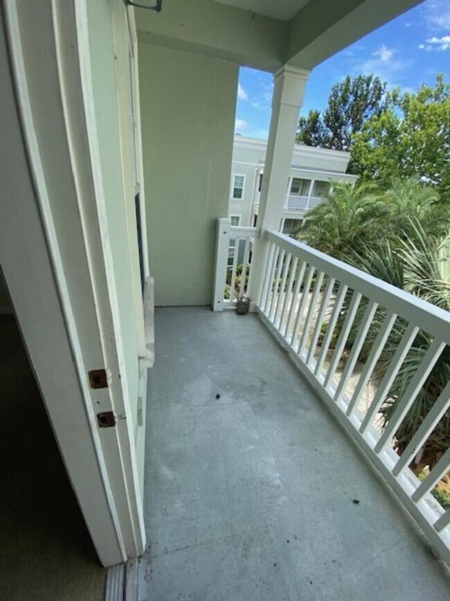 Building Photo - 2 Bedroom + Den and 1 Car Garage, Pet friendly Condo in Downtown Celebration