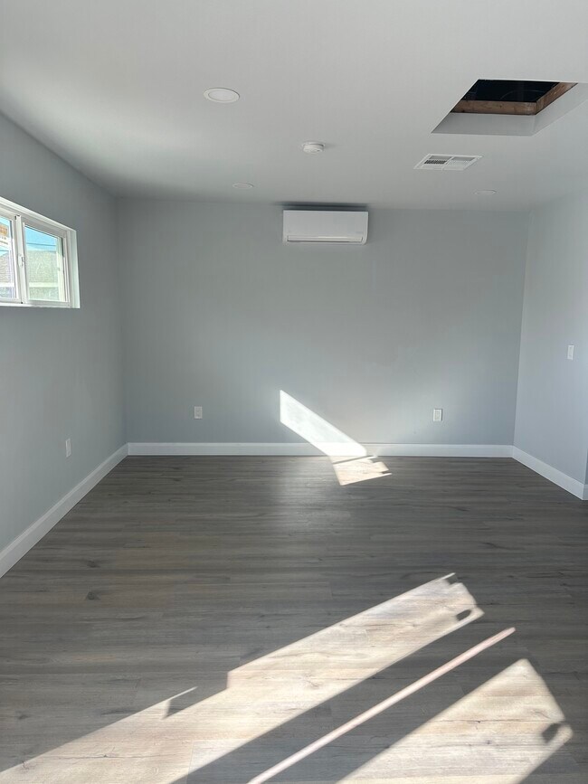 living room/bedroom - 17 Oxford St