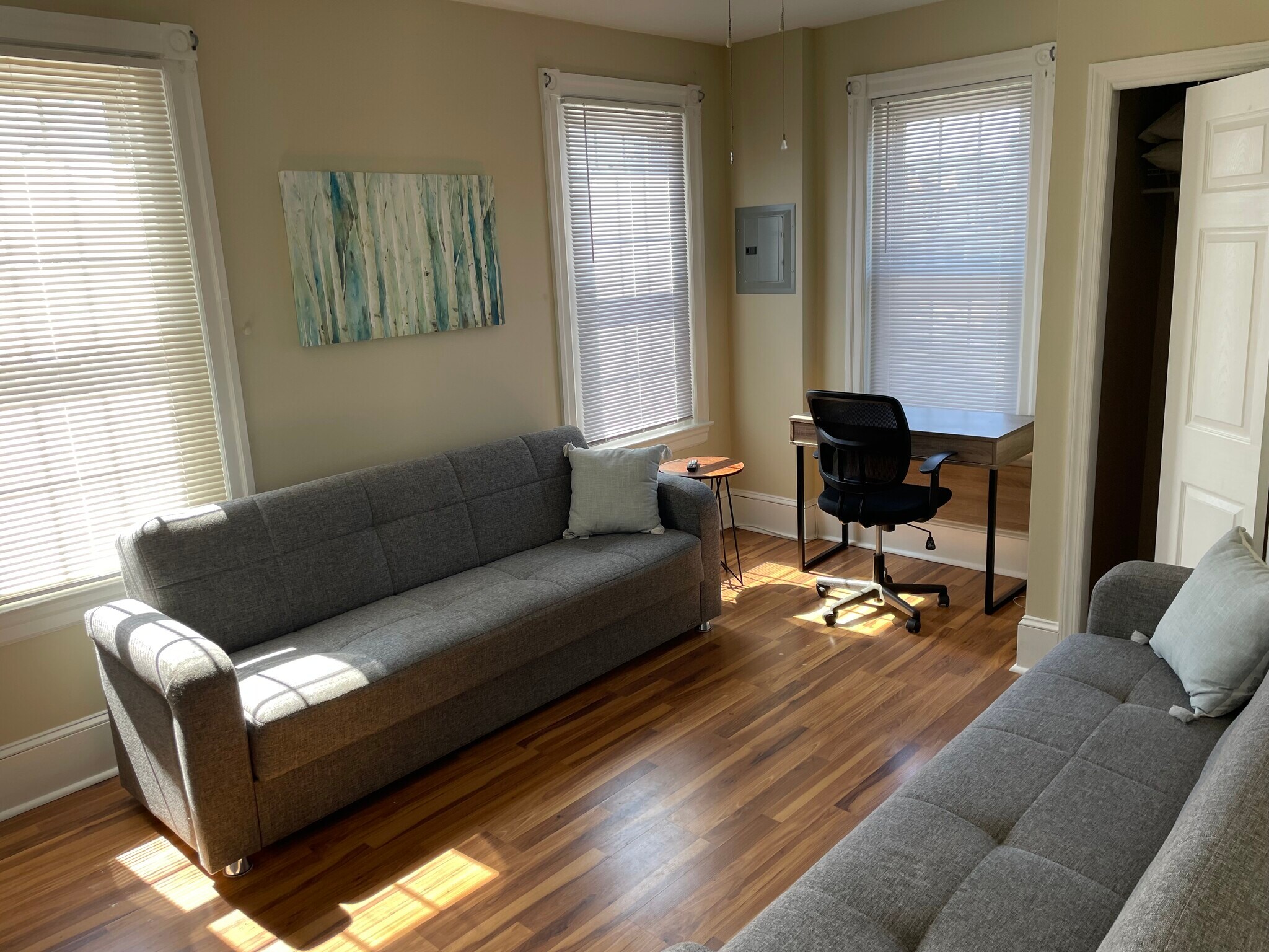 Building Photo - 600 Roxborough Ave