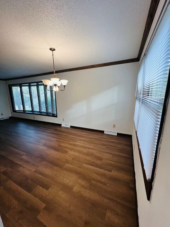 Building Photo - 5 Buena Dr