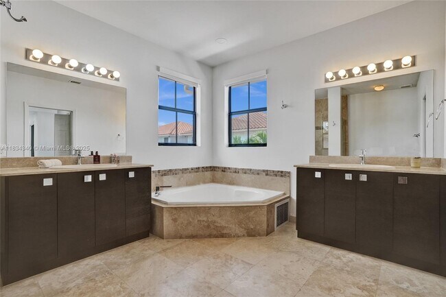 Building Photo - 1007 NW 99th Ct