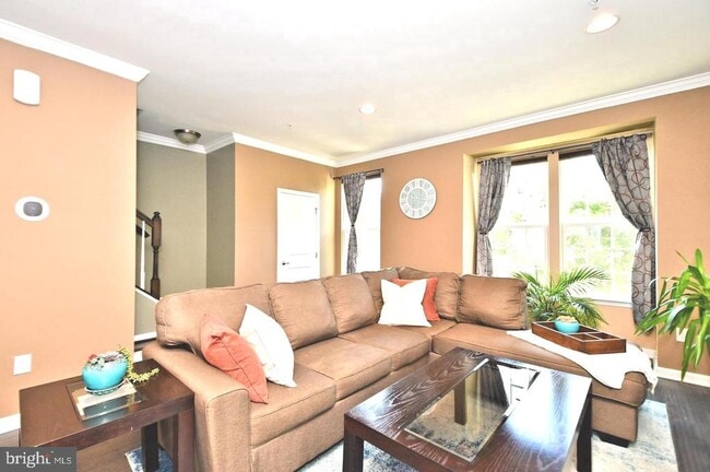 Building Photo - 353 E Hancock St