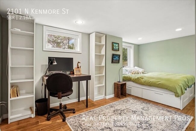 Building Photo - 2101 N Kenmore St