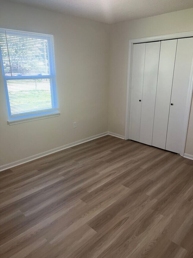 Building Photo - 758-760 Southampton Dr