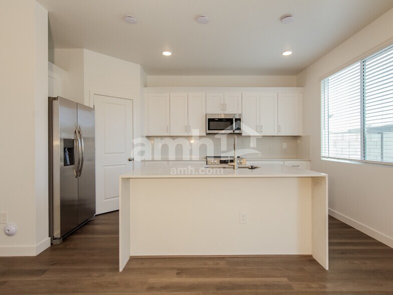 Building Photo - 12631 W Flynn Ln