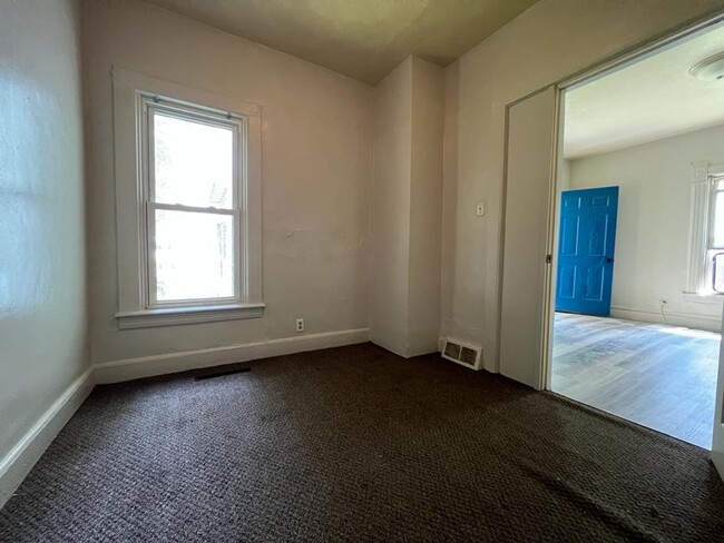 Building Photo - 127 Elm St