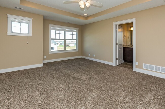 Building Photo - Gorgeous 4 Bed Home! Brand new carpet!