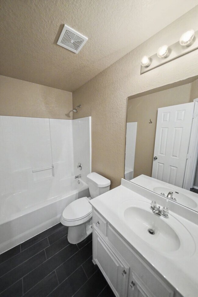 Building Photo - Spacious Single-Story Home with Solar Panels - Realtor Commission: $500