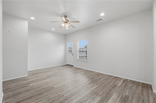 Building Photo - 3402 SW Windrift Ave