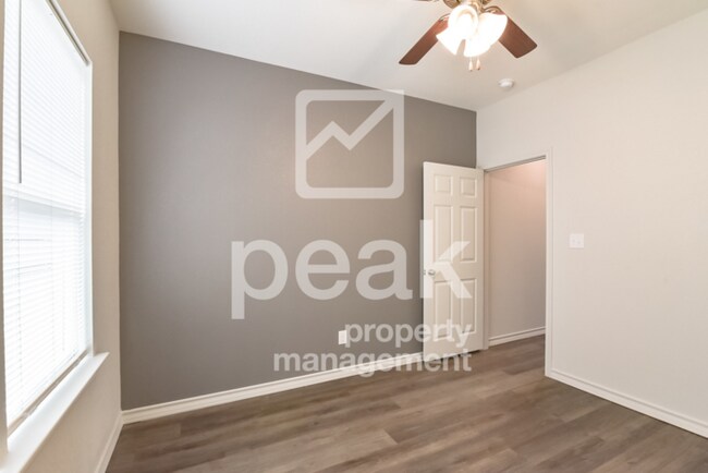 Building Photo - $1475! 2Bed/1.5bath Duplex Available for R...
