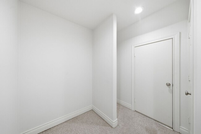 Building Photo - 3243 N Pemberton Cir Dr