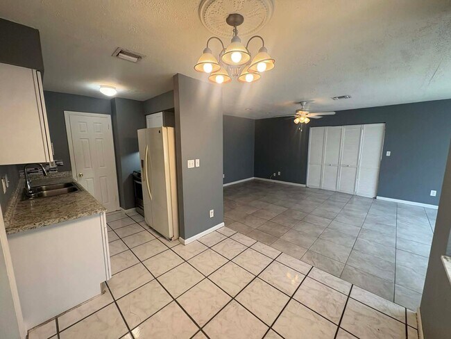 Building Photo - 4 bedroom Single-Family Home Available for Move-In NOW