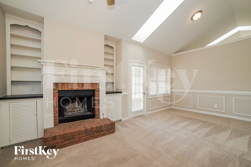 Building Photo - 1 N White Pines Dr