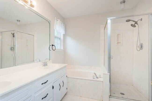 Building Photo - 105 Redbud Dr