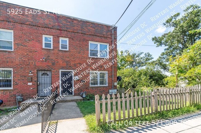 Building Photo - Charming 5Bd/2Bth Semi-Detached Brick Home...