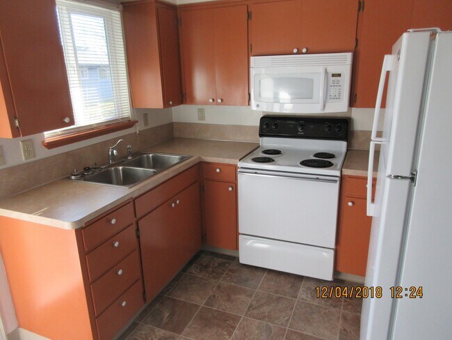 Building Photo - (917) 27th Street Duplex - 2 Bedroom / 1 Bathroom - Albany Duplex ***PET FRIENDLY