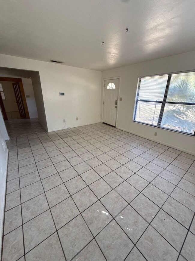 Building Photo - 4 bed/ 2.5 bath home, large yard! Availabl...
