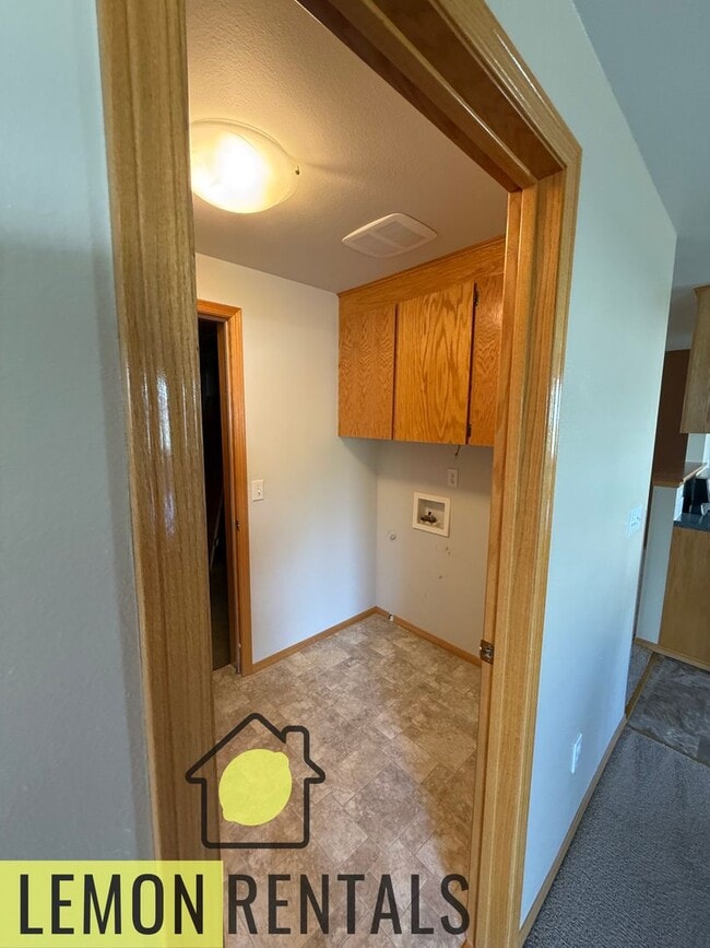 Building Photo - Three bedroom 2 bath house for rent