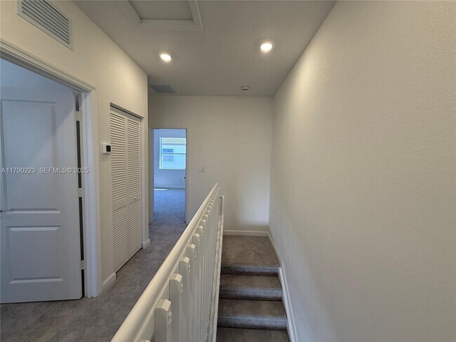 Building Photo - 2851 SE 25th Ave