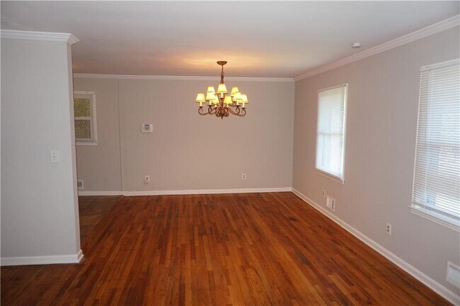 Building Photo - 2477 Creekview Dr SW