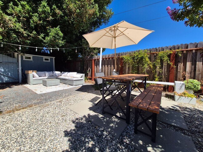 Building Photo - Spacious Duplex with EV Charger and Yard