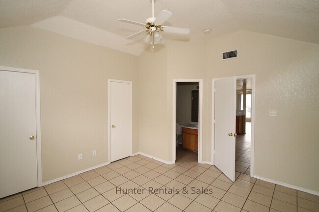 Building Photo - 4504 Jeff Scott Dr