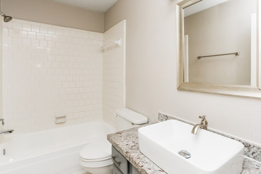 Building Photo - 2221 Collier Ct