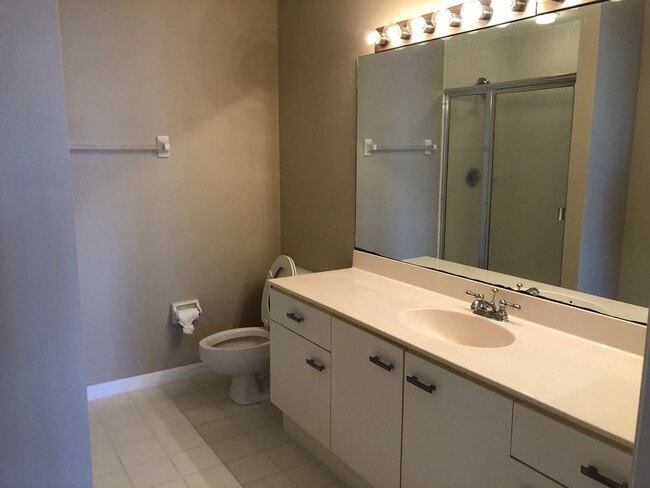 Building Photo - 2 Bedroom 2 Bath Condo Great Location and Schools