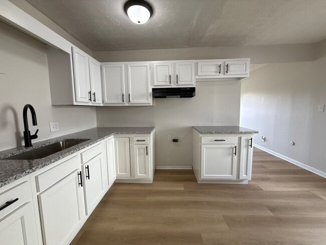 Building Photo - Beautifully Updated 3BR Home w/ Fenced Yard & 2-Car Garage