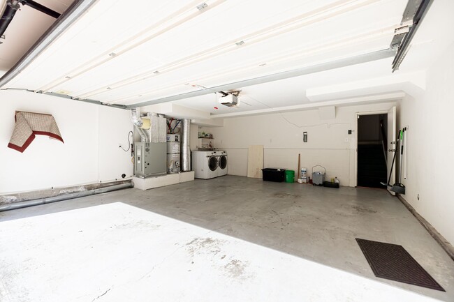 Building Photo - Oversized Dual Suite Split Level Condo in ...