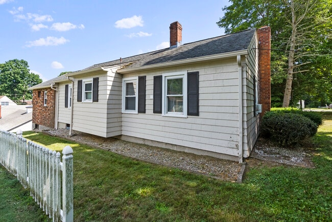 Building Photo - 160 Beecher St