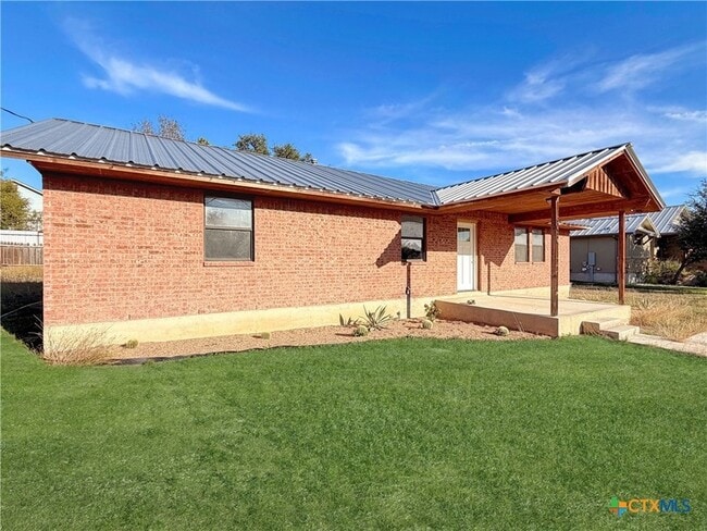 Building Photo - 1616 Lonesome