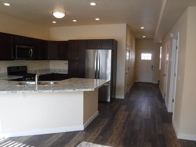 Building Photo - Newer side by side duplex