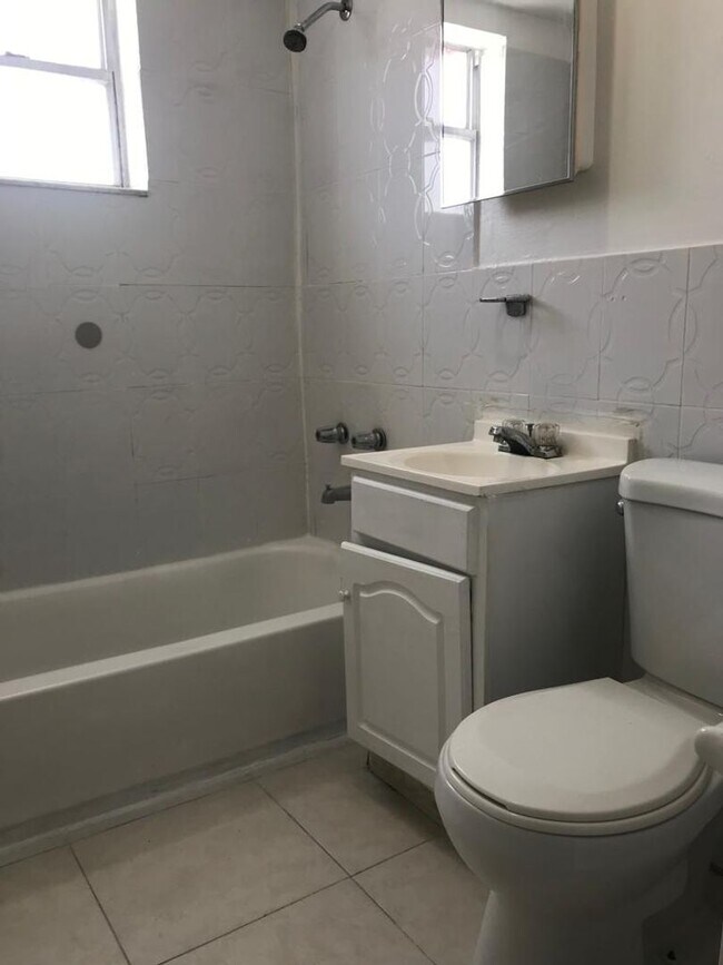 Building Photo - 2 Bedroom in Miami on NW 2nd Ct