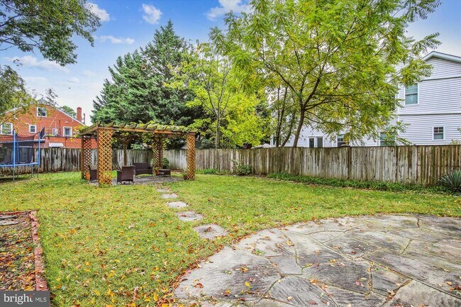 Building Photo - 619 S Garfield St