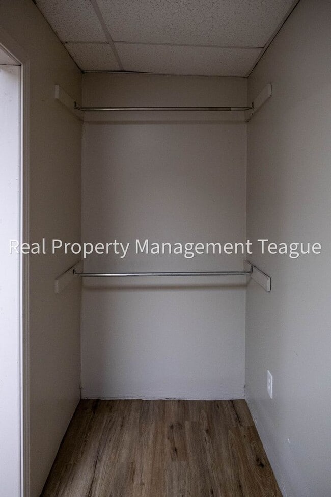 Building Photo - 1 S Main St