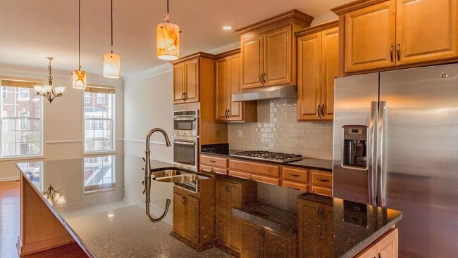 Building Photo - Stunning 3 Level, 3 Bed 3.5 Bath Townhome ...