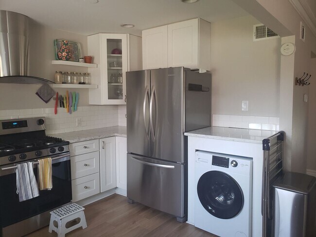 Building Photo - Stylishly Updated 2BR Townhome Near City Park Denver