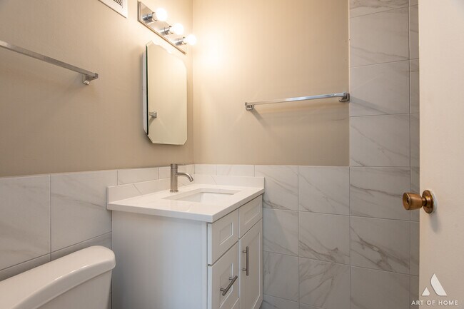 Building Photo - 18 E Old Willow Rd