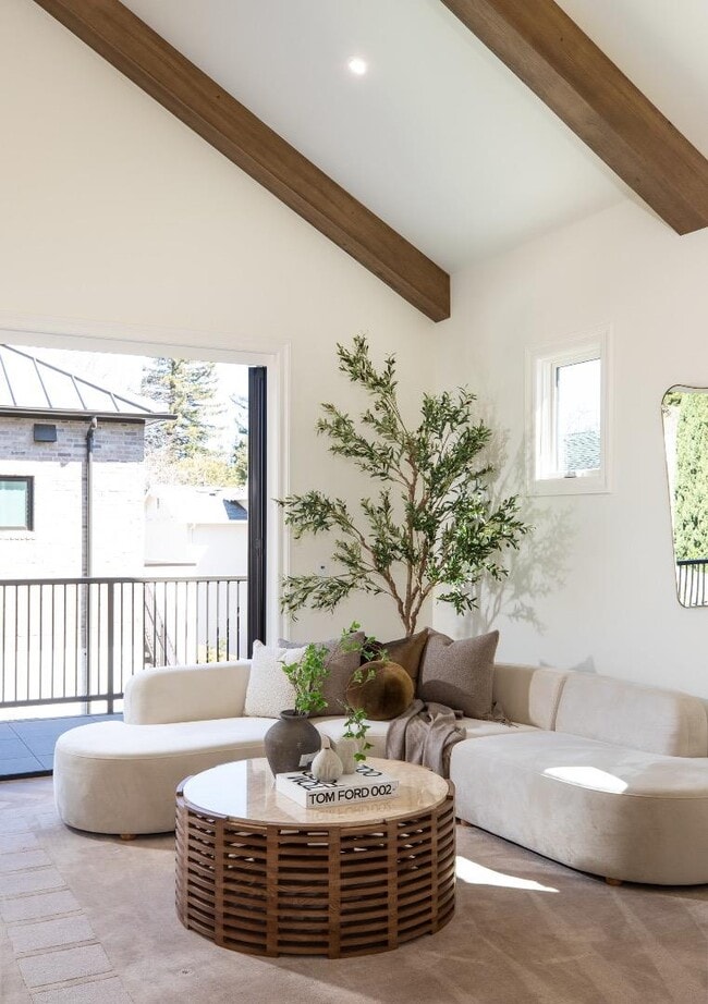 Building Photo - 164 Waverley St