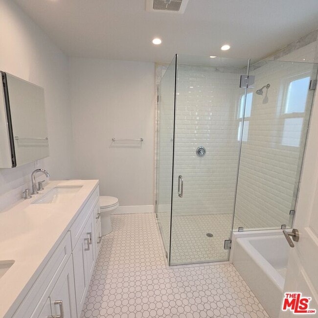 Building Photo - 418 S Roxbury Dr