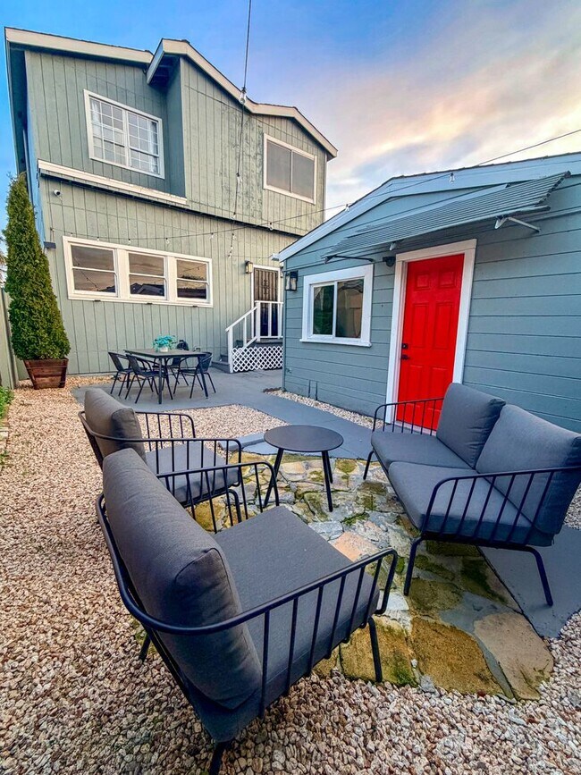 Building Photo - REMODELED HUGE BRIGHT 2400sf 4BR/3.5BA Havenscourt Split Level Home w Cottage AVAIL NOW