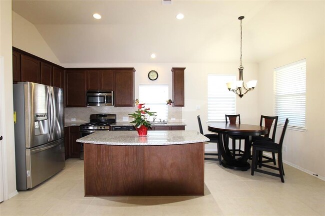 Building Photo - 2515 Golfcrest Dr