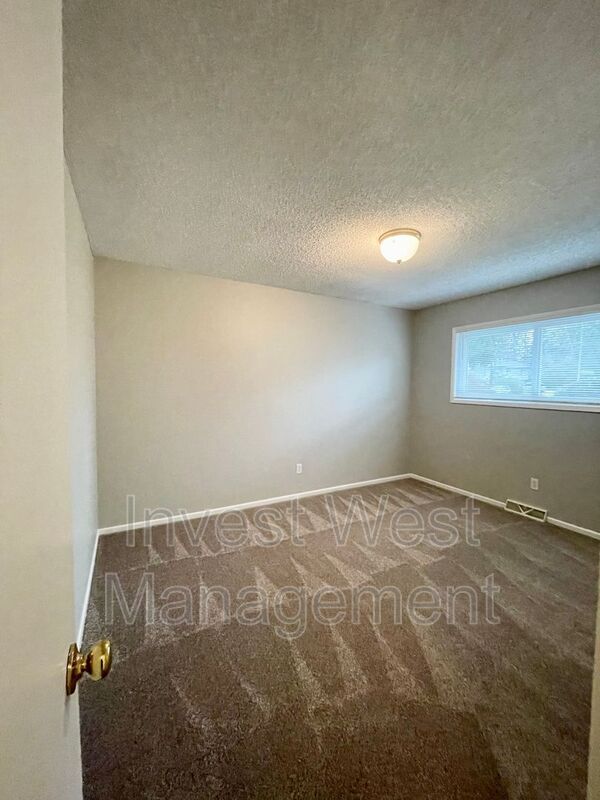 Building Photo - 6224 NW Dogwood Dr