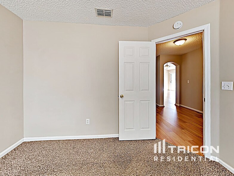 Building Photo - 4303 Hanging Moss Dr