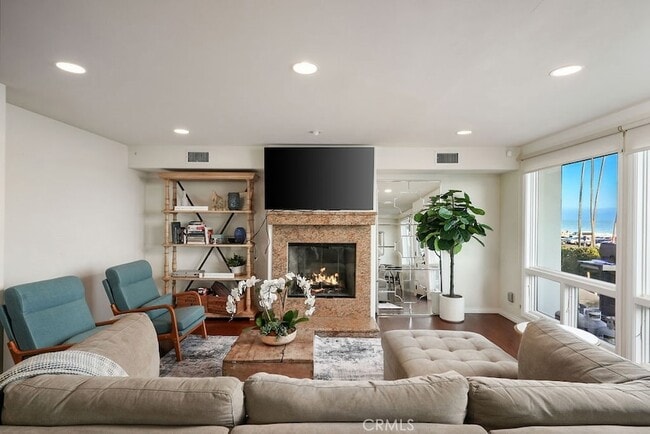 Building Photo - 3036 Breakers Dr
