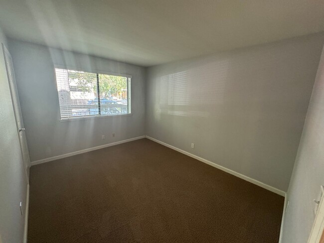 Building Photo - Three bedroom | Two bathroom | Midtown condo