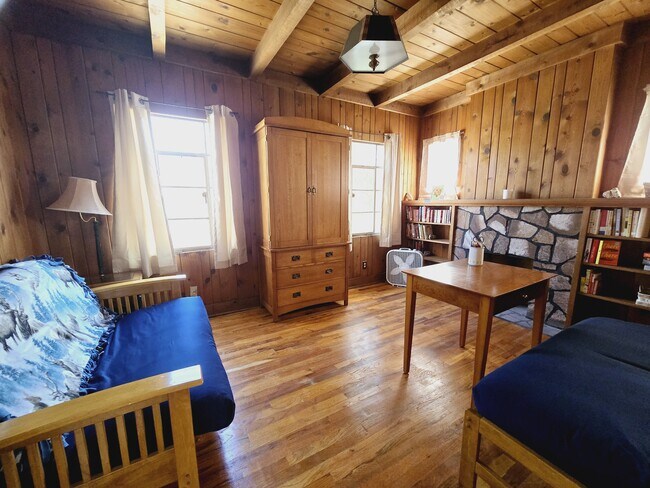 Bedroom 3 with full sized futon - 205 Harvard Dr SE